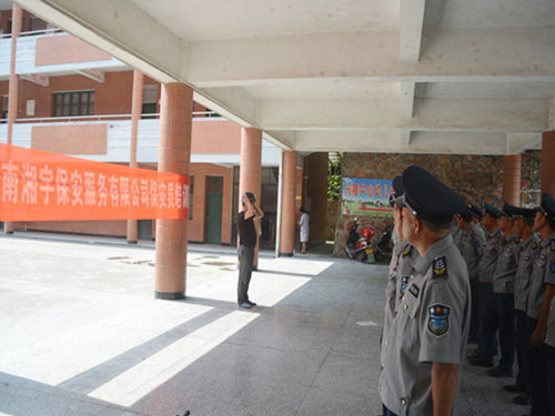 防暴头盔使用方法