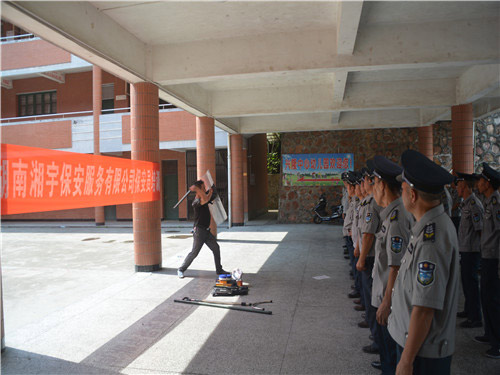 使用防护盾和警棍的示范动作
