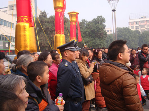 乐乐贝贝幼儿园亲子运动会安保现场
