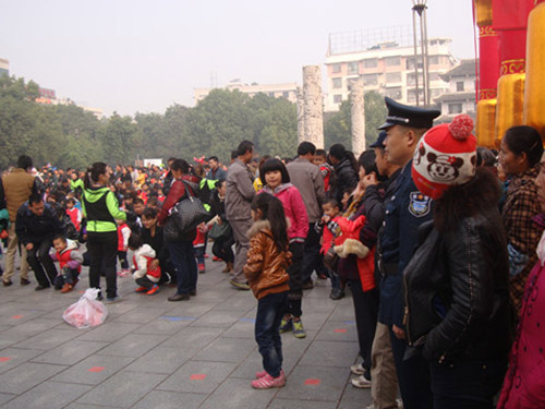 乐乐贝贝幼儿园亲子运动会安保现场